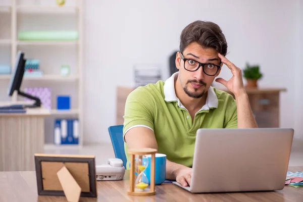 Joven Diseñador Trabajando Oficina — Foto de Stock