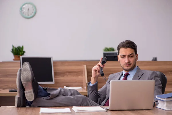 Empleado Joven Sentado Lugar Trabajo —  Fotos de Stock