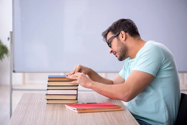 Jeune Étudiant Préparant Aux Examens Classe — Photo