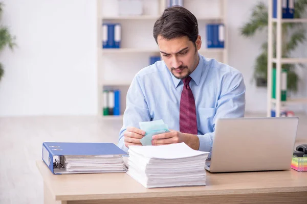 Junge Mitarbeiter Und Viel Arbeit Büro — Stockfoto