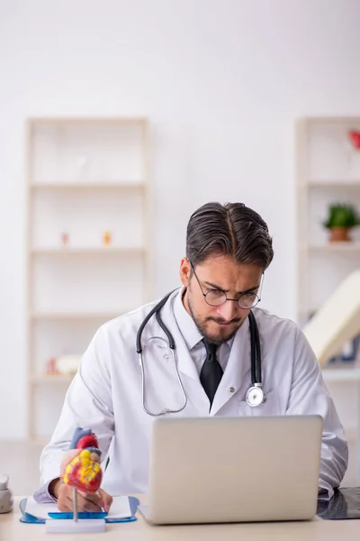 Junger Kardiologe Krankenhaus — Stockfoto