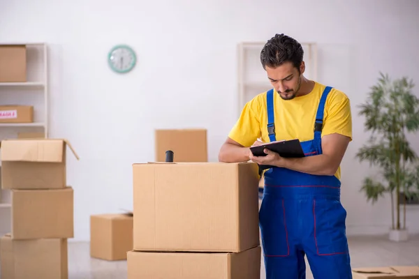 Joven Contratista Haciendo Reubicación Casa — Foto de Stock