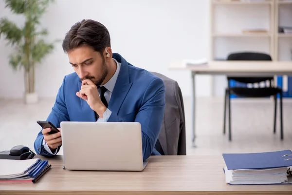 Gehörloser Geschäftsmann Mit Hörgerät Büro — Stockfoto