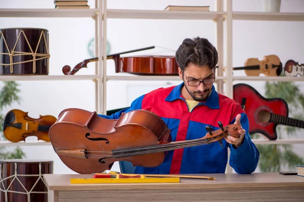 Jongeman Die Muziekinstrumenten Binnen Repareert — Stockfoto