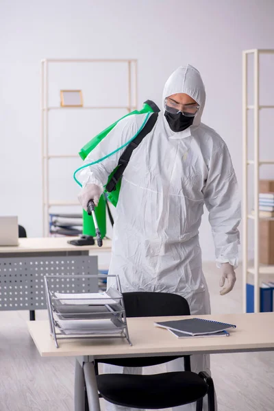 Young Contractor Disinfecting Office Pandemic — Stock Photo, Image