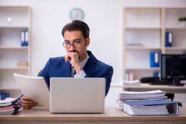 Ofiste çalışan genç işadamı.