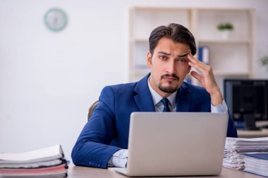 Ofiste çalışan genç işadamı.