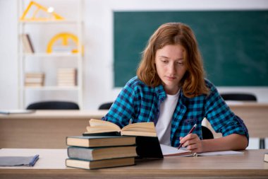 Sınavlara hazırlanan kız öğrenci.