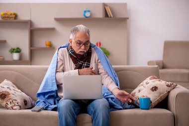 Yaşlı adam evde acı çekiyor.