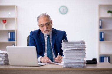 Eski bir işadamı ve işyerinde çok fazla iş var.