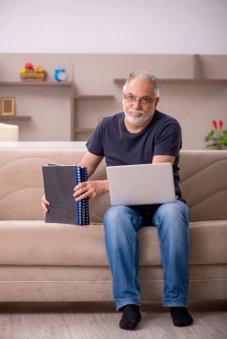 Yaşlı adam salgın sırasında evden çalışıyor.