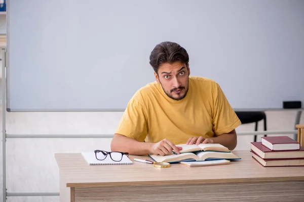 Jonge Student Bereidt Zich Voor Examens Klas — Stockfoto