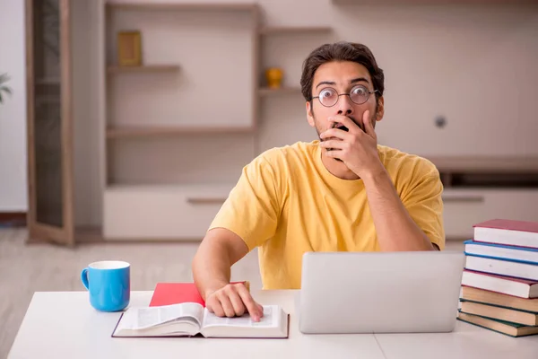 Junge Studentin Bereitet Sich Hause Auf Prüfungen Vor — Stockfoto