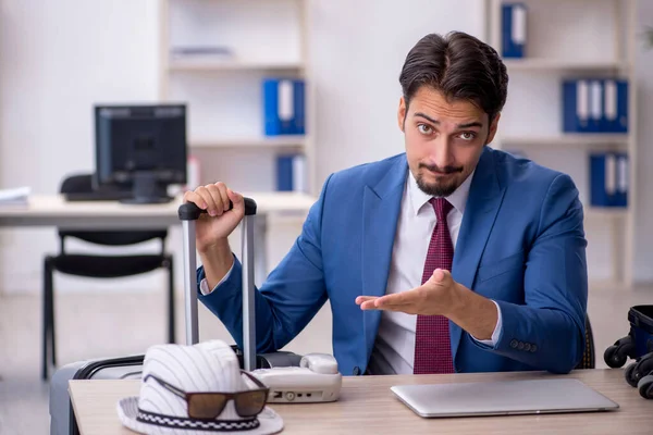 Young Businessman Employee Preparing Trip Workplace — Stock Photo, Image