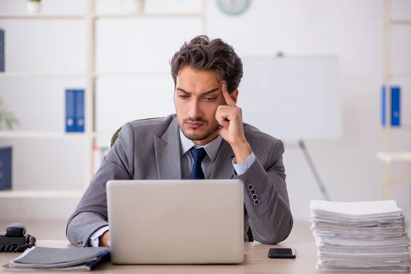 Jeune Homme Affaires Employé Travaillant Dans Bureau — Photo