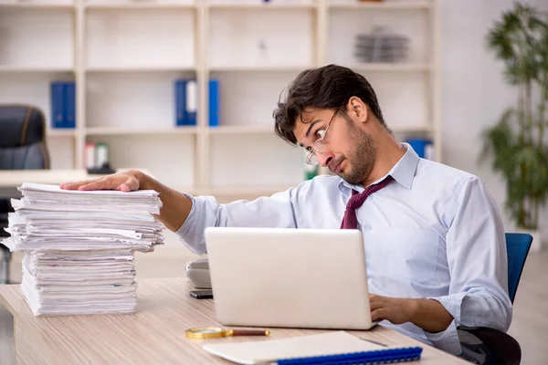 Empleado Joven Empresario Descontento Con Trabajo Excesivo Oficina —  Fotos de Stock