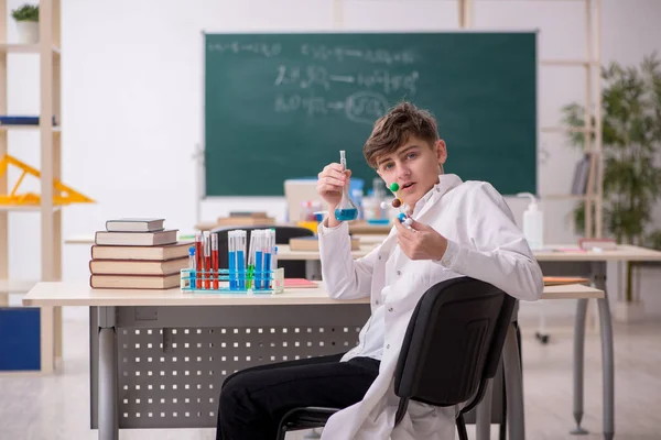 Männlicher Schüler Studiert Chemie Klassenzimmer — Stockfoto