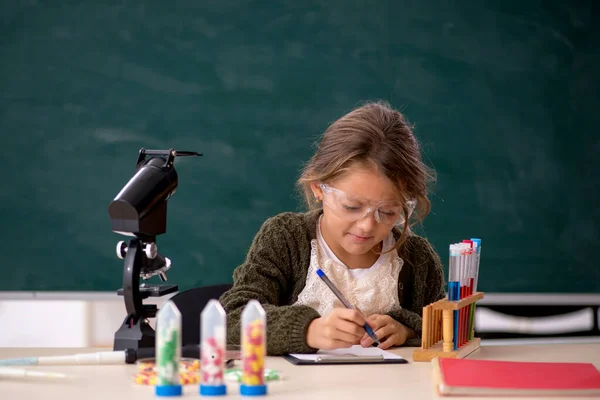 Mladá Malá Dívka Chemik Třídě — Stock fotografie