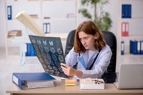 Ung Kvinnlig Läkare Radiolog Som Arbetar Sjukhuset — Stockfoto