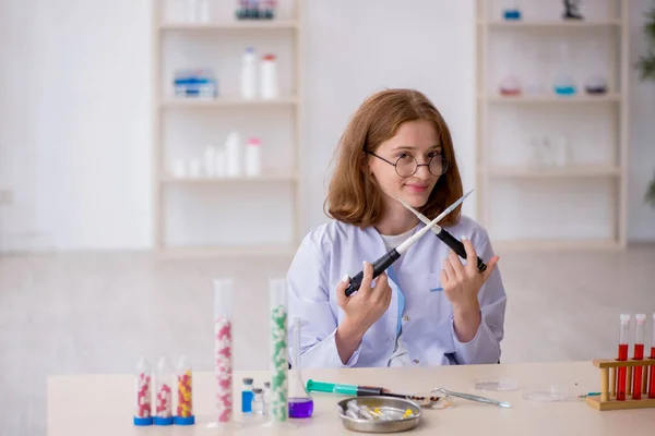 Молода Жінка Хімік Працює Лабораторії — стокове фото