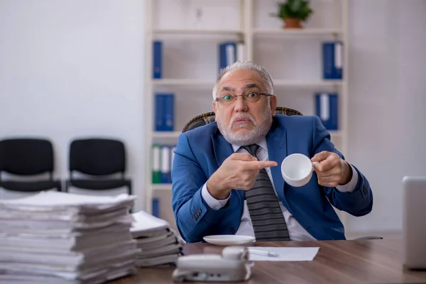 Viejo Empleado Negocios Bebiendo Café Durante Descanso —  Fotos de Stock