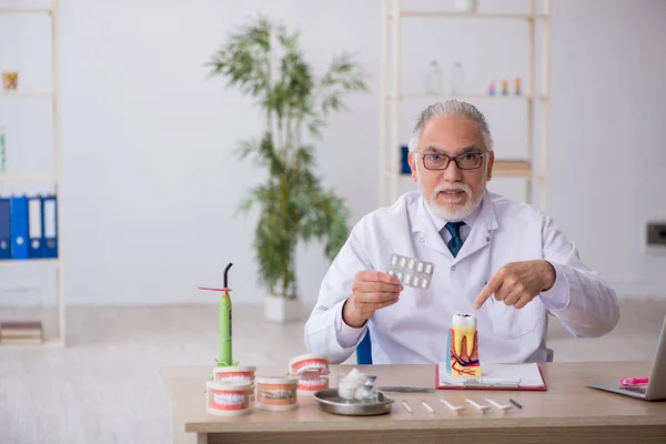 Velho Médico Dentista Sexo Masculino Que Trabalha Hospital — Fotografia de Stock