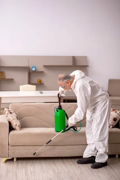 Old Contractor Doing Pest Control Home — Stock Photo, Image