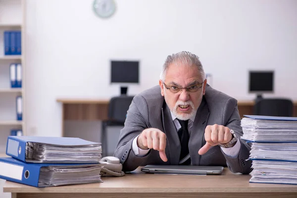 Alter Geschäftsmann Mitarbeiter Unzufrieden Mit Exzessiver Arbeit Büro — Stockfoto