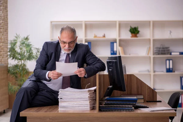 Velho Empregador Masculino Muito Trabalho Local Trabalho — Fotografia de Stock