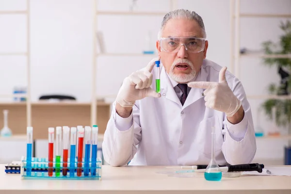 Oude Chemicus Werkt Het Lab — Stockfoto