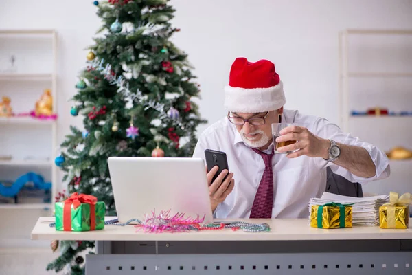 Velho Empresário Comemorando Natal Escritório — Fotografia de Stock