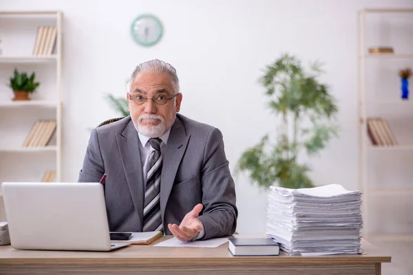 Viejo Empleado Negocios Demasiado Trabajo Lugar Trabajo —  Fotos de Stock