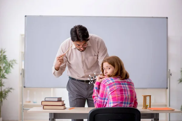 Νεαρή Δασκάλα Και Κοκκινομάλλα Στην Τάξη — Φωτογραφία Αρχείου