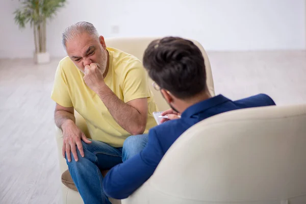 Alter Mann Besucht Jungen Psychotherapeuten — Stockfoto