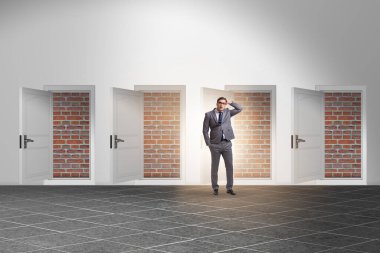 Tuğla kapılı çıkışa bakan bir iş adamı