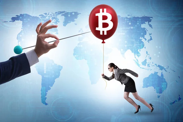Empresária Conceito Bolha Bitcoin — Fotografia de Stock
