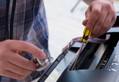 Bozuk renk yazıcısını tamir eden tamirci