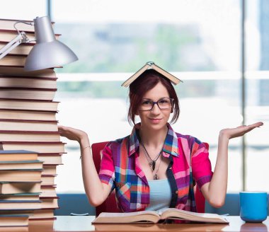 Üniversite sınavlarına hazırlanan genç bayan öğrenci.