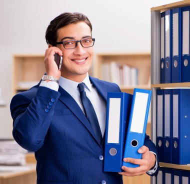 Yakışıklı işadamı cep telefonundan konuşuyor.