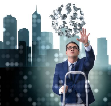 İş adamı dolarlara uzanıyor.