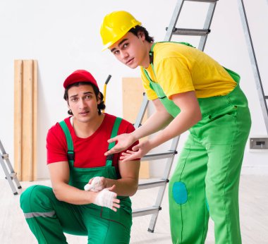 Yaralı işçi ve iş arkadaşı.