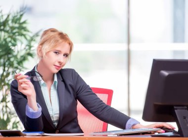 Ofiste çalışan iş kadını.