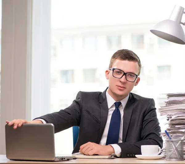 Giovane Uomo Affari Che Lavora Ufficio — Foto Stock