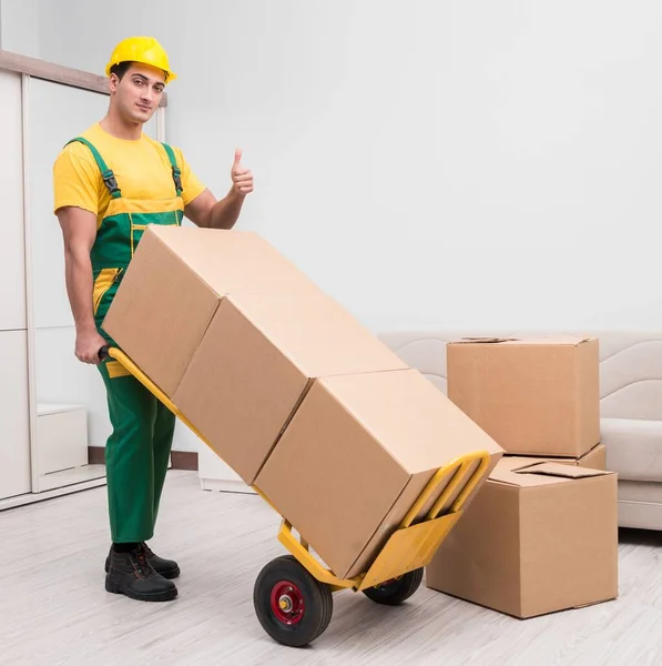 Hombre Que Entrega Cajas Durante Movimiento Casa —  Fotos de Stock