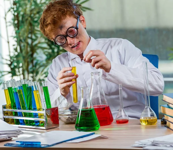 Jovem Químico Maluco Que Trabalha Laboratório — Fotografia de Stock