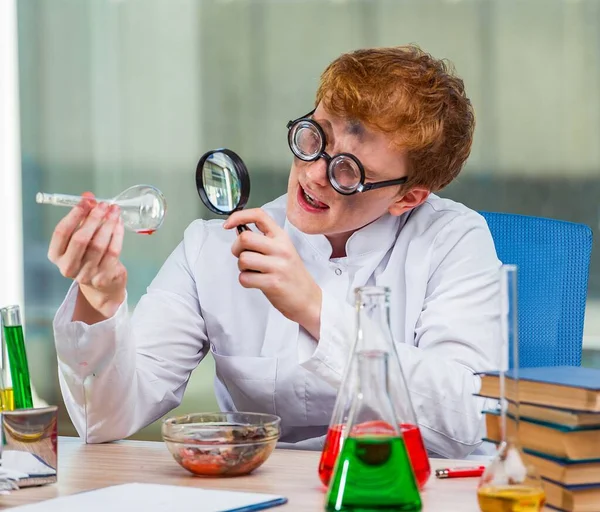 Laboratuvarda Çalışan Genç Çılgın Kimyager — Stok fotoğraf