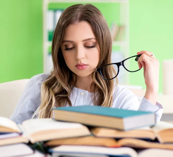 Jeune Étudiante Prépare Aux Examens Avec Nombreux Livres — Photo