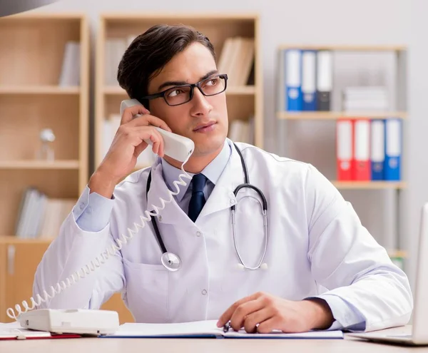 Médico Que Consulta Paciente Por Teléfono —  Fotos de Stock