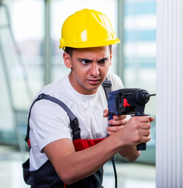 Uomo Che Fora Muro Con Perforatore — Foto Stock