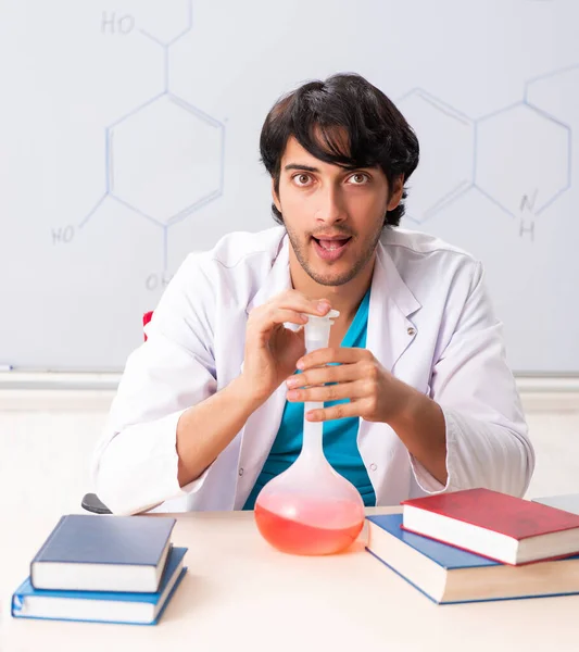 Молодий Студент Хімік Класі — стокове фото